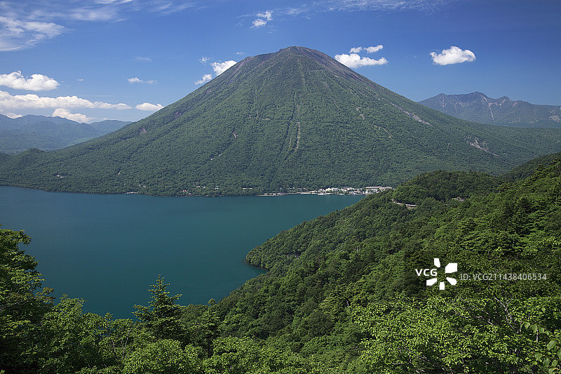 新鲜翠绿的日本栃木县日光市中禅寺湖和男体山图片素材
