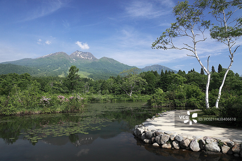 新泻县妙高市的伊守池和妙高山图片素材