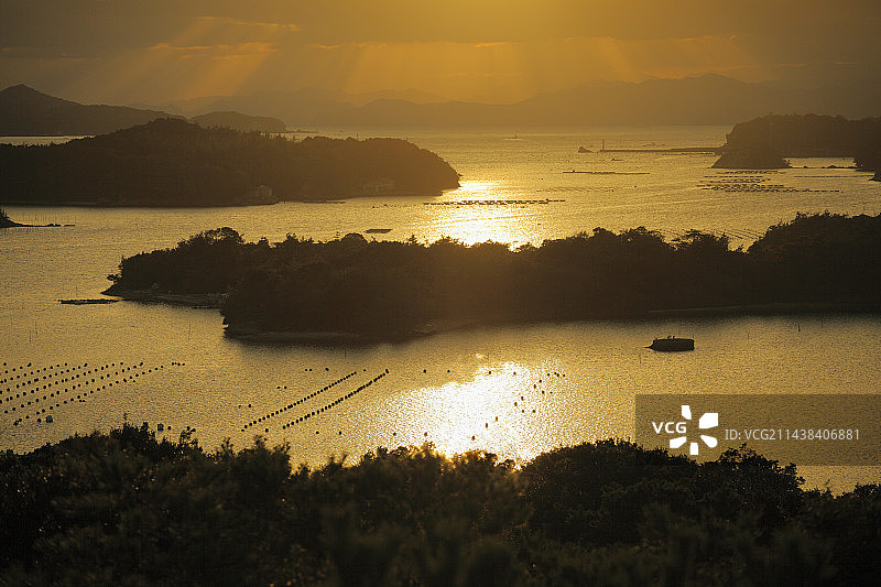 从日本三重县志摩市的友山天文台观望阿戈湾日落图片素材