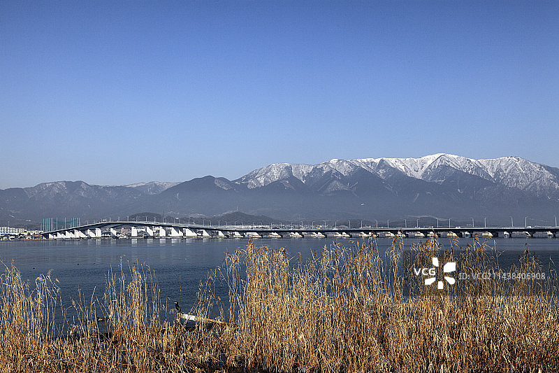 日本琵琶湖大桥和比良山图片素材
