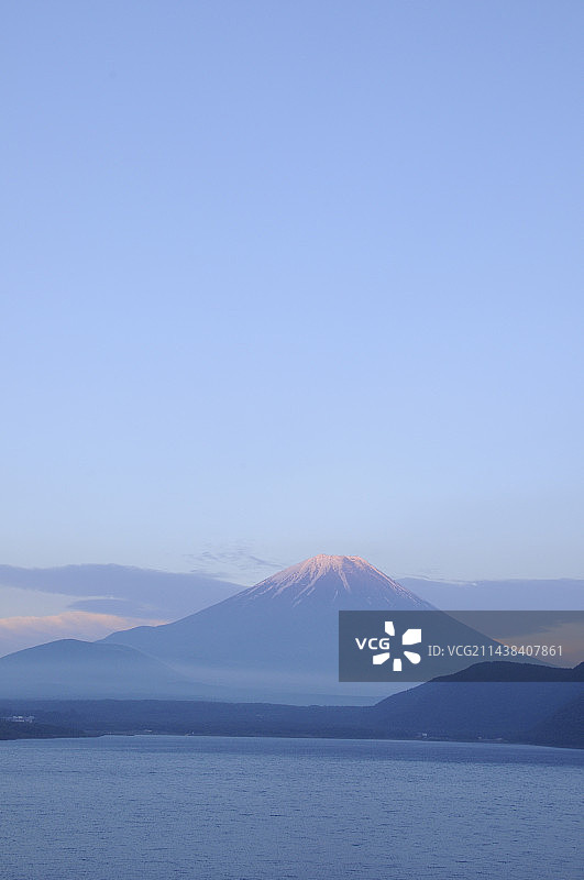 山梨县本栖湖，傍晚的富士山和本栖湖图片素材
