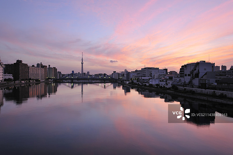 东京中央区日本桥箱崎町隅田川、清洲桥和东京晴空塔的晨曦图片素材