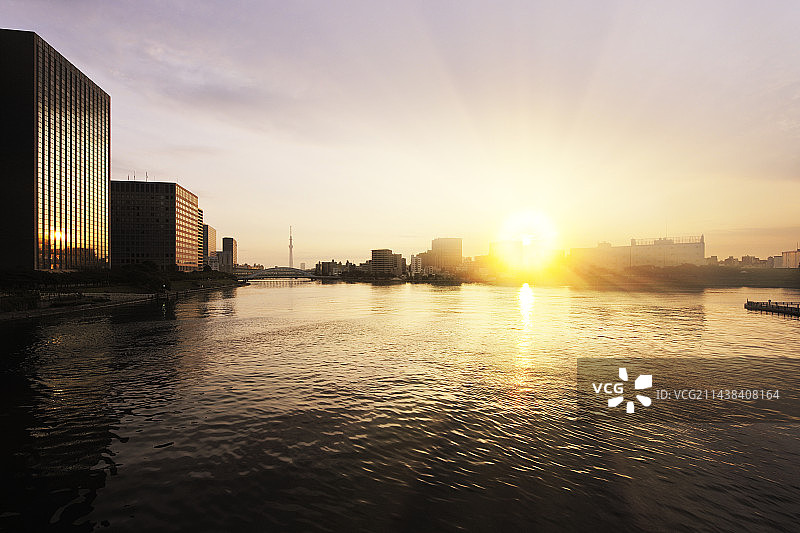 东京中央区晴空塔、永代桥与隅田川日出景色图片素材