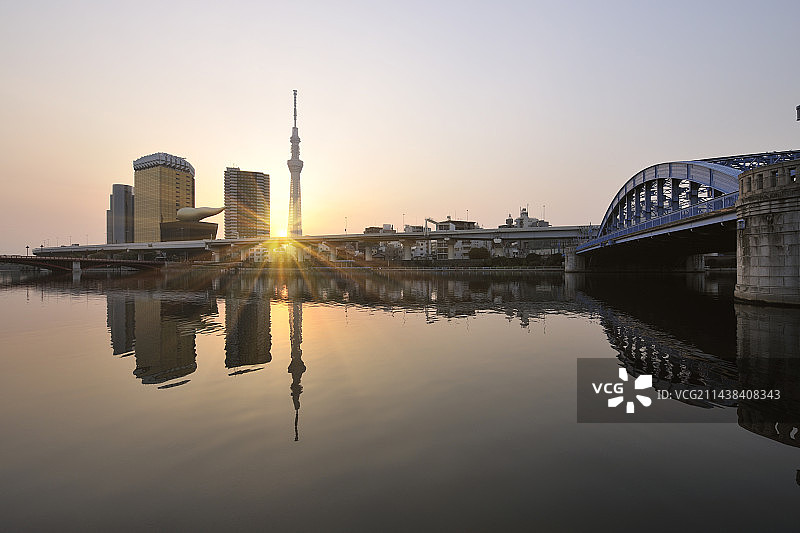 从隅田川露台看到的东京晴空塔日出图片素材