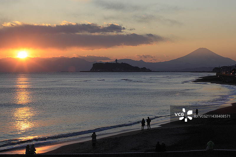 从神奈川县镰仓市稻村崎观赏江之岛、富士山和日落图片素材