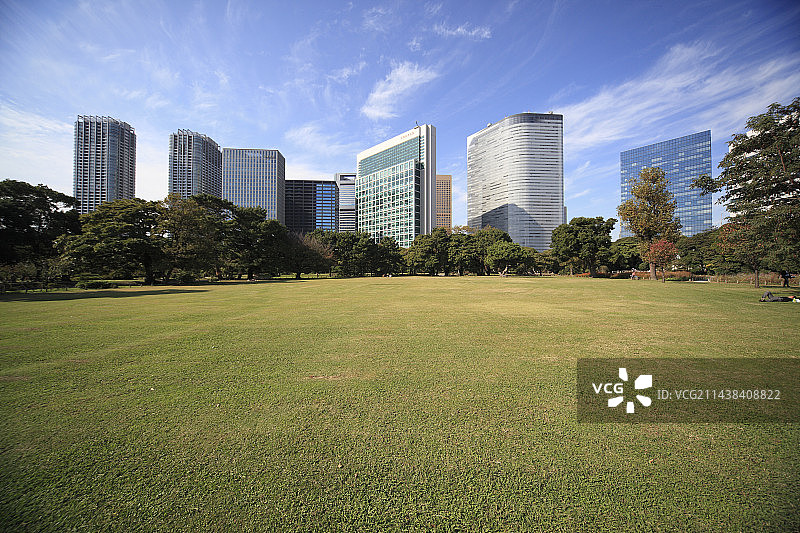 从滨离宫庭园眺望东京汐留高层建筑图片素材