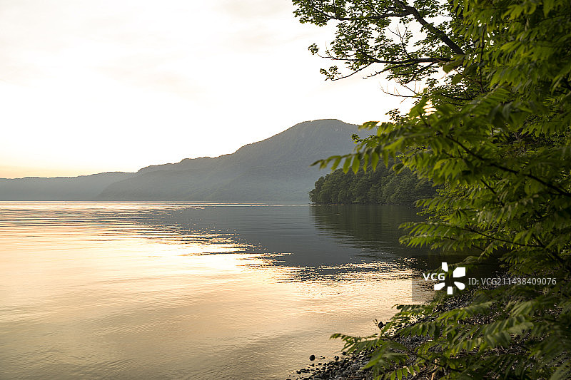 日本青森县黄昏下的十和田湖图片素材