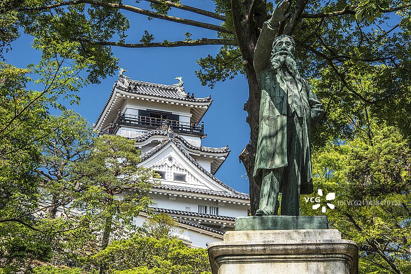 板垣退助雕像和高知县高知城图片素材