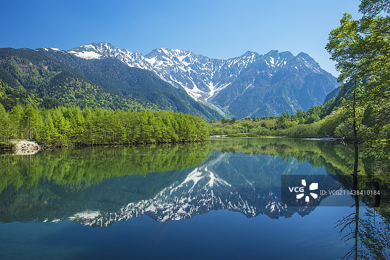 长野县松本市上高地大正池与穗高连峰图片素材