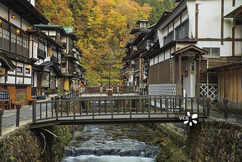 日本山形县尾花泽银山温泉的秋色图片素材