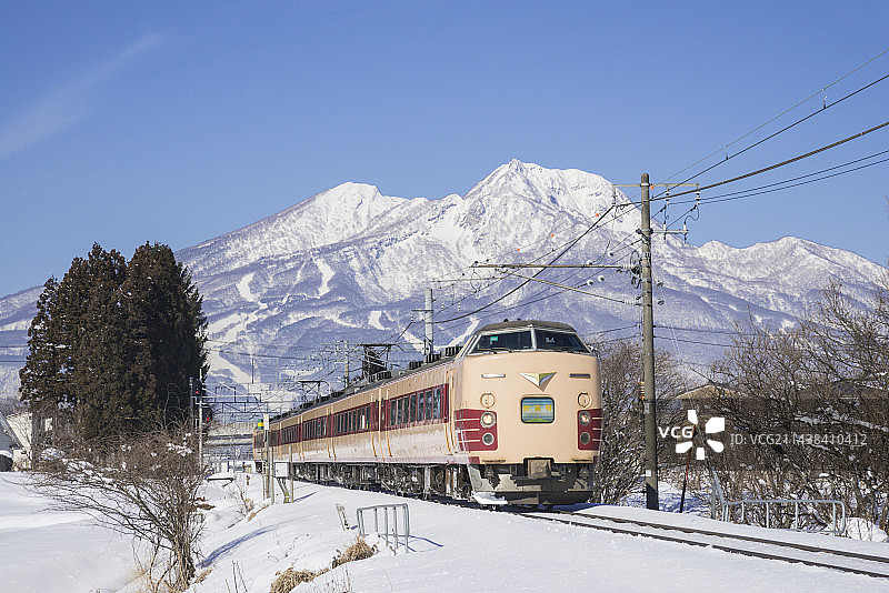 日本长野县信越本线和妙高山图片素材