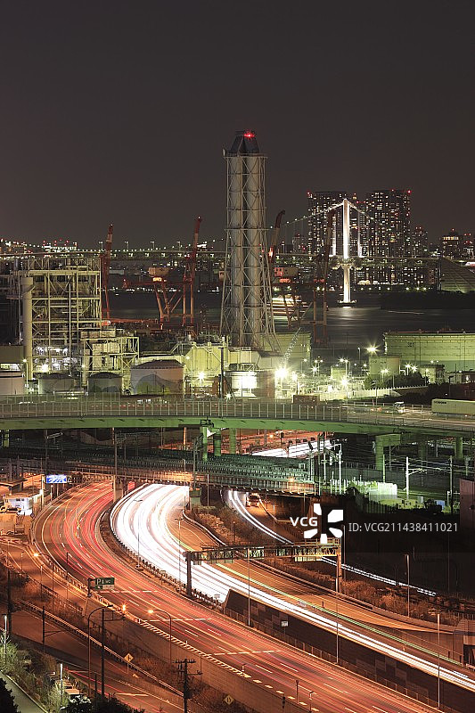东京首都高速湾岸线与大井火力发电站夜景图片素材