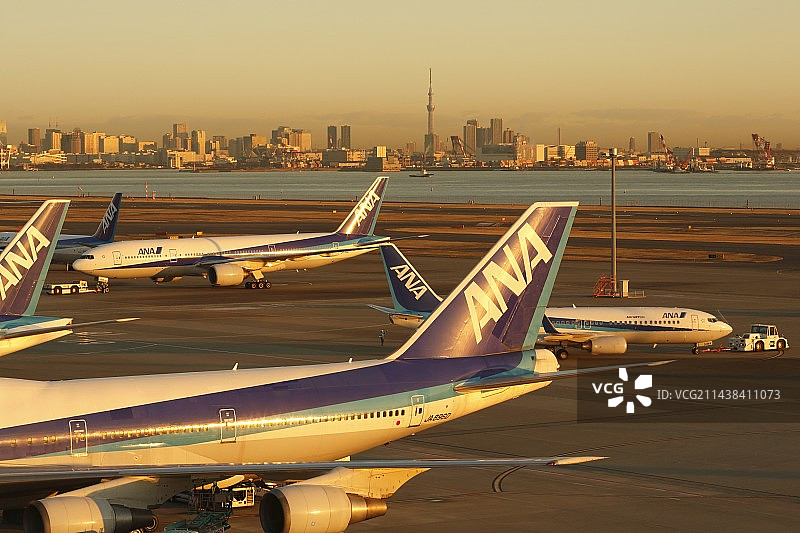 晨曦中的日本东京羽田机场与晴空塔图片素材