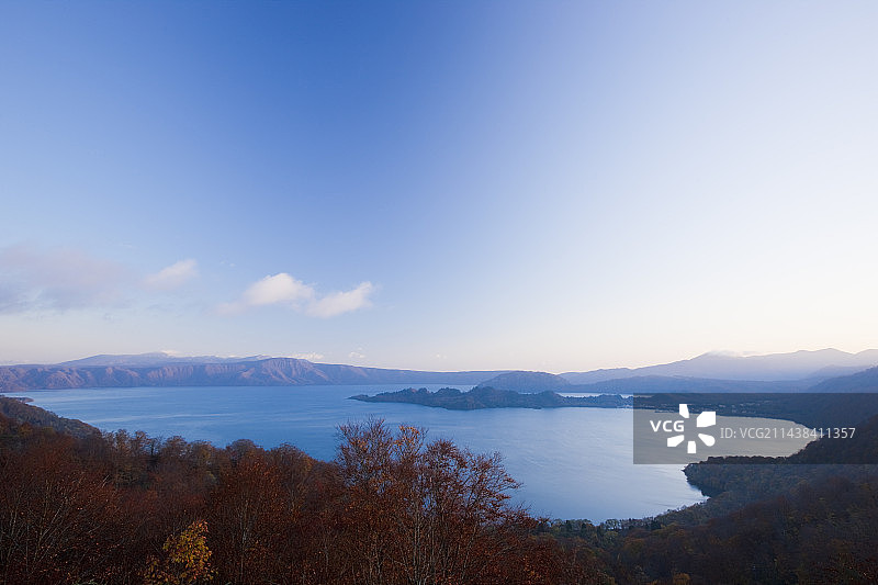 从八幡平眺望清晨的十和田湖，秋田县鹿角市图片素材