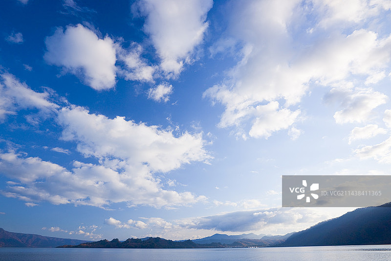 蓝天、白云与十和田湖，青森县，十和田图片素材