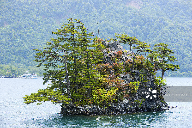 十和田湖中山半岛御前滨前的兜岛，青森县十和田市图片素材