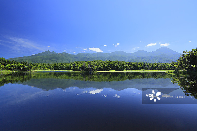 知床五湖的第二湖和知床山脉，北海道斜里郡斜里町图片素材