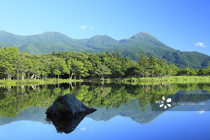 北海道斜里町知床五湖的第一个湖泊和知床山脉图片素材