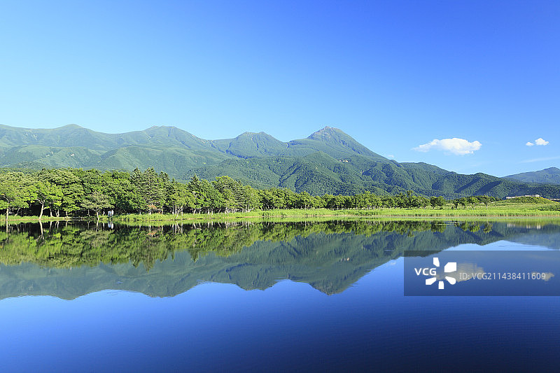 北海道斜里町知床五湖的第一个湖泊和知床山脉图片素材