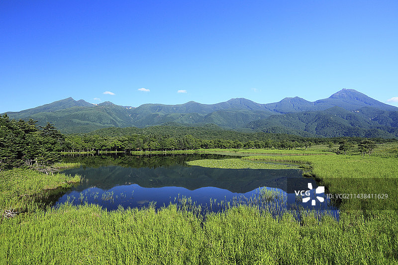 北海道斜里町知床五湖的第一个湖泊和知床山脉图片素材