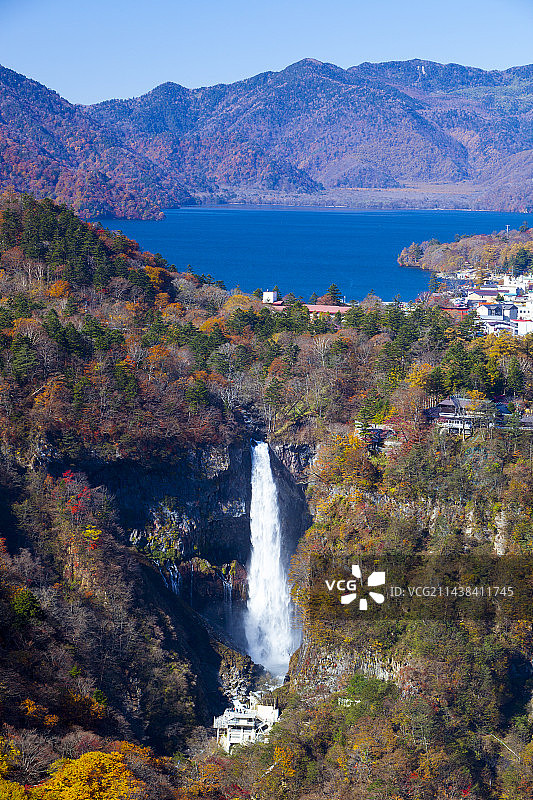 秋日阳光下的 Kegon 瀑布和中禅寺湖图片素材