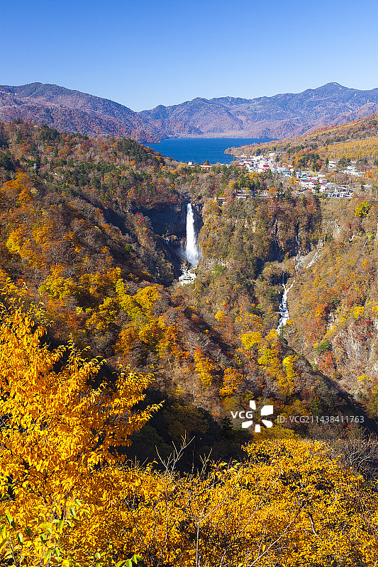 秋日阳光下的 Kegon 瀑布和中禅寺湖图片素材
