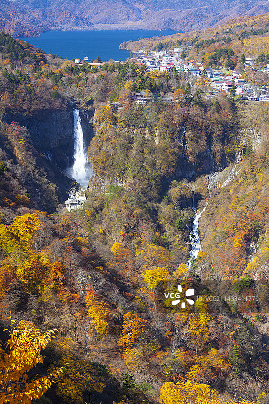 秋日阳光下的 Kegon 瀑布和中禅寺湖图片素材