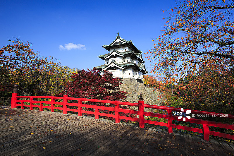 日本青森县弘前城公园秋景：弘前城、下乗桥与红叶树图片素材
