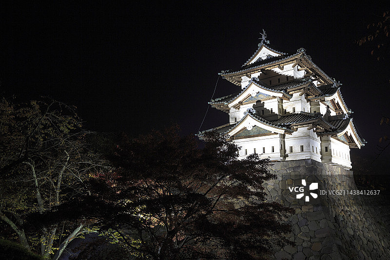 点亮的日本弘前城，青森县弘前市图片素材
