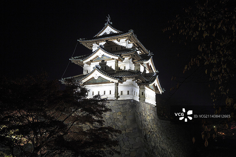 点亮的日本弘前城，青森县弘前市图片素材