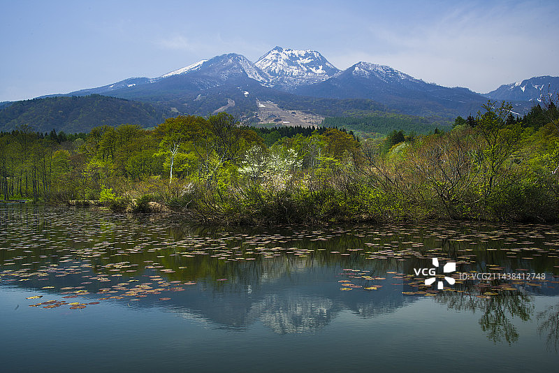 新潟县妙高市伊守池与妙高山图片素材