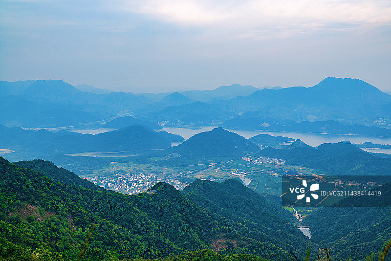 浙江绍兴大尖山山顶俯瞰村落、群山和湖泊图片素材