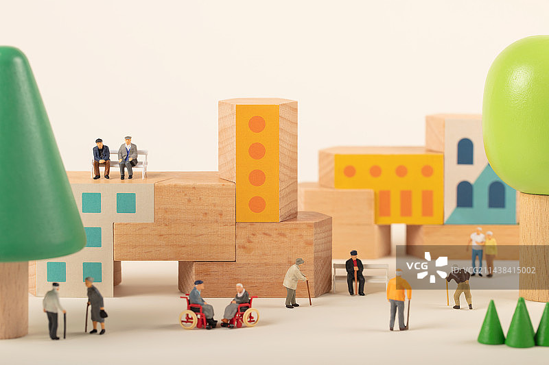 微缩创意积木建筑养老院的老年人图片素材