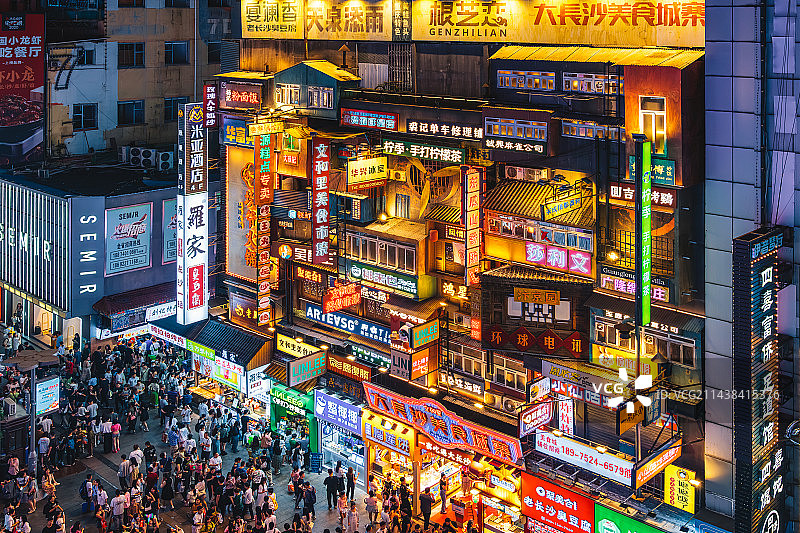 湖南省长沙市黄兴路步行街（大长沙美食城寨）密集的广告招牌夏季夜景图片素材