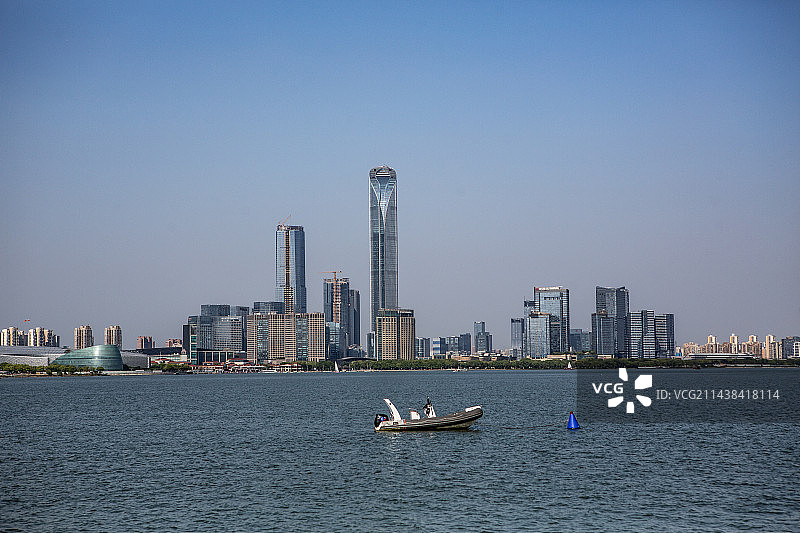 城市天际线与游船图片素材