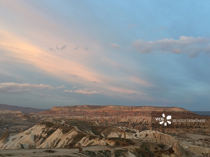 土耳其旅行， 卡帕多奇亚日落，山顶拍摄日出日落，大自然景观，日落的天空，日落时的壮观天空景色图片素材
