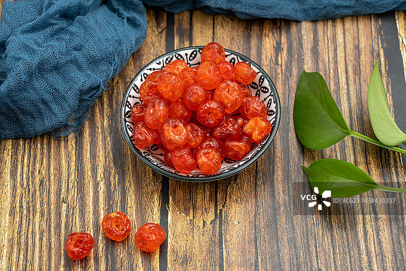 装在盘子里的干果零食果铺图片素材