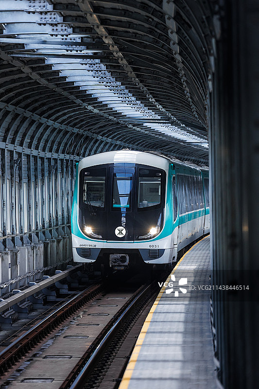 深圳地铁6号线高架段列车进出站图片素材