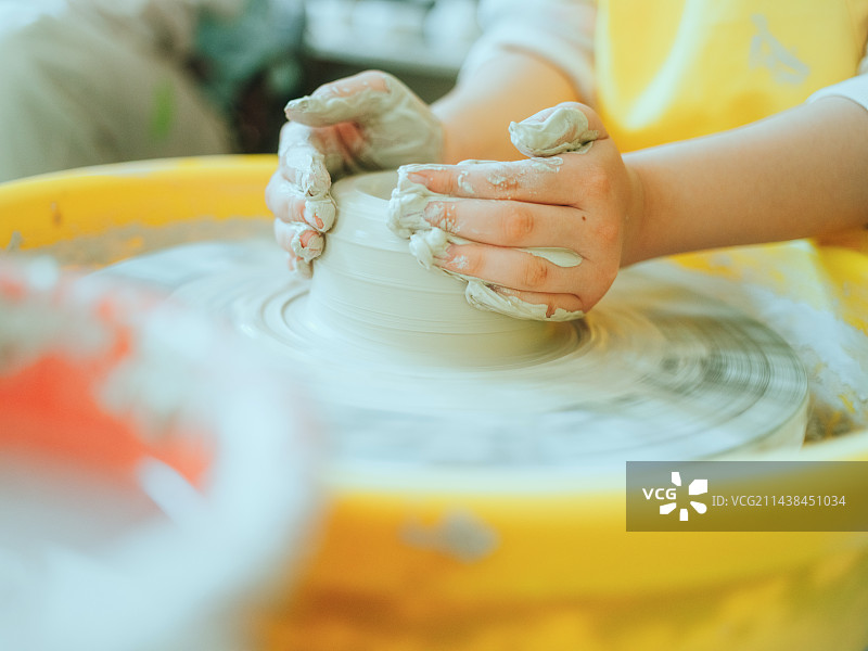 陶艺-女孩陶艺手部特写图片素材