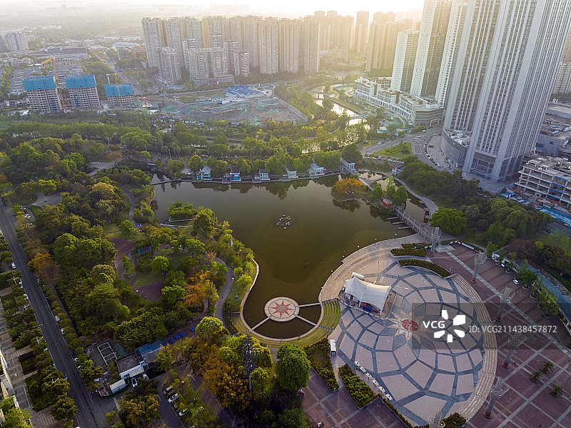 航拍四川成都温江区碧落湖公园图片素材