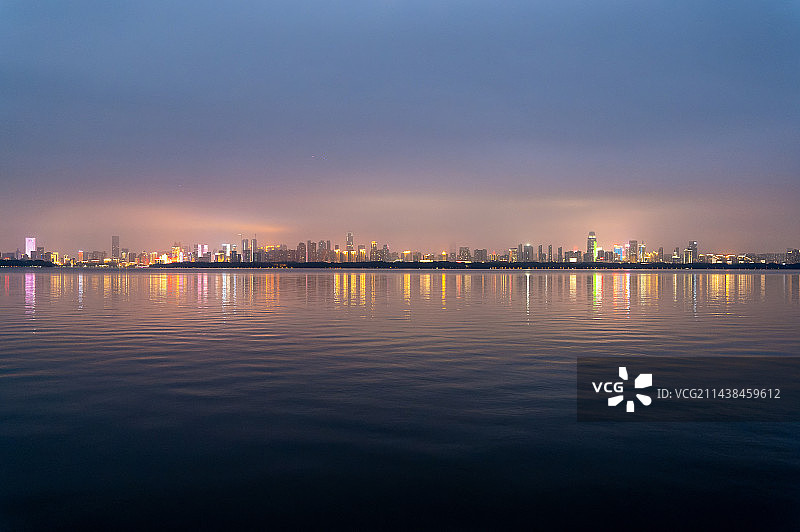 武汉东湖城市夜景天际线图片素材
