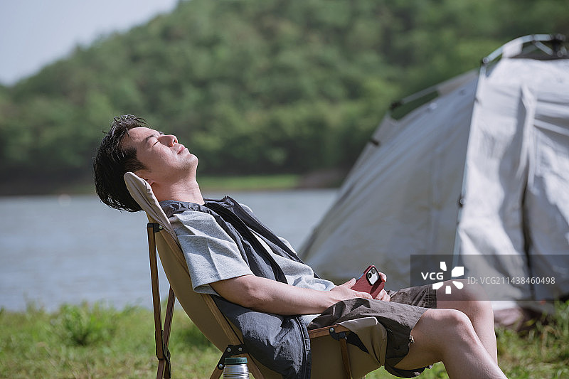 户外露营的中年男人图片素材
