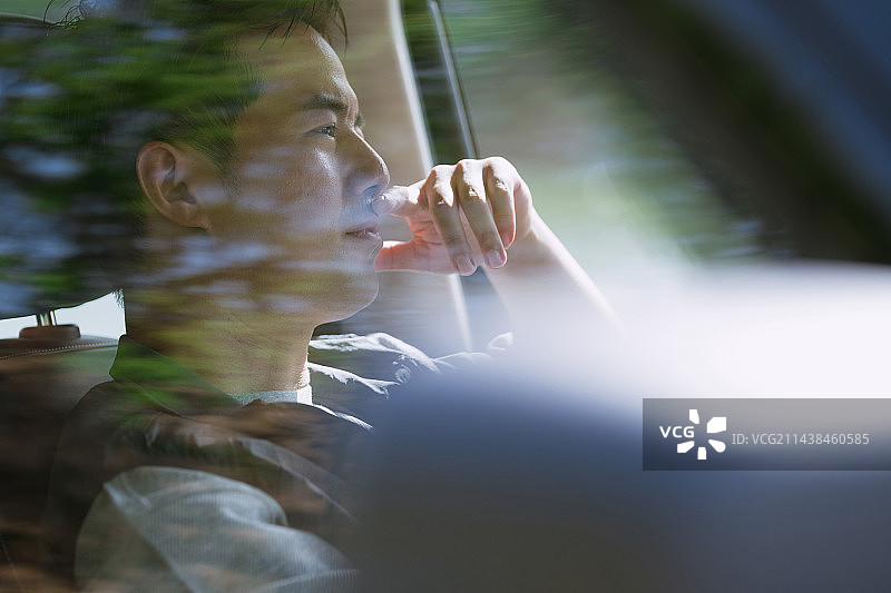 户外自驾游的中年男人图片素材