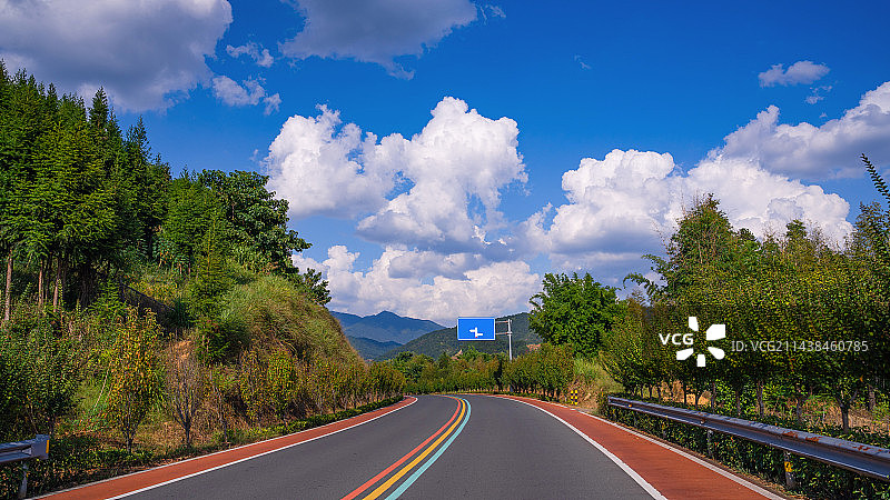 旅游公路前方驾驶汽车图片素材
