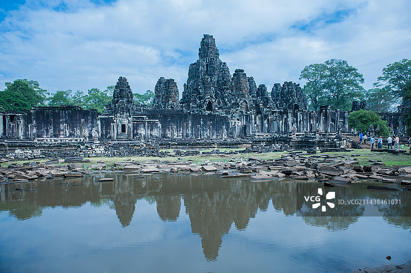在多云的天空中看到河边的树木图片素材