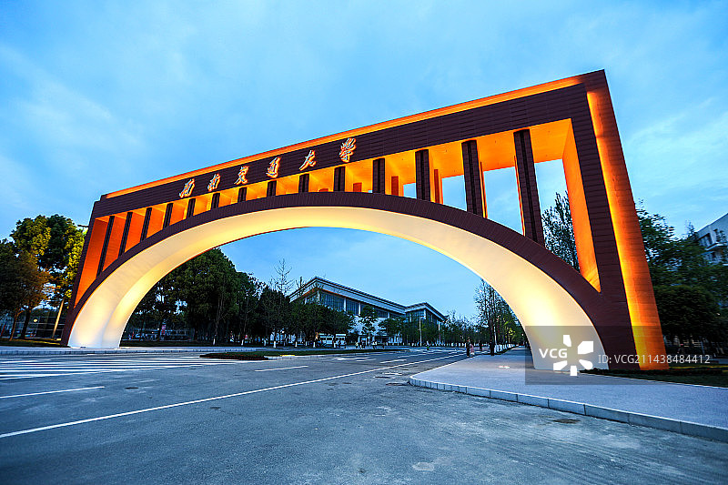 西南交通大学犀浦校区新校门正面图片素材