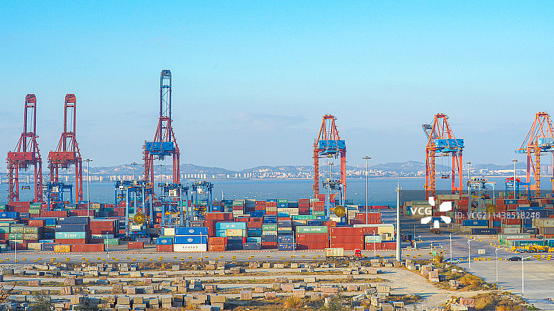 泉州石湖港，航拍集装箱码头装卸工作图片素材