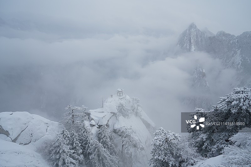 冬天华山的雪景：山岩、松树、建筑图片素材