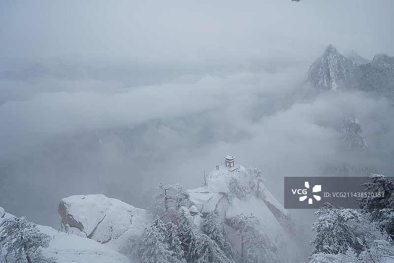 冬天华山的雪景：山岩、松树、建筑图片素材