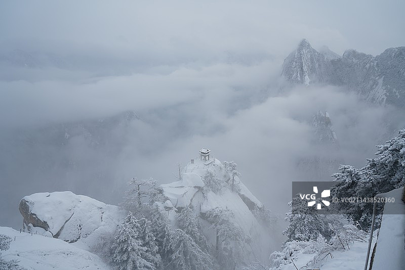 冬天华山的雪景：山岩、松树、建筑图片素材